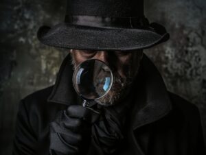 Detektyw Warszawa – prywatny detektyw robi zdjęcie aparatem w wąskiej uliczce